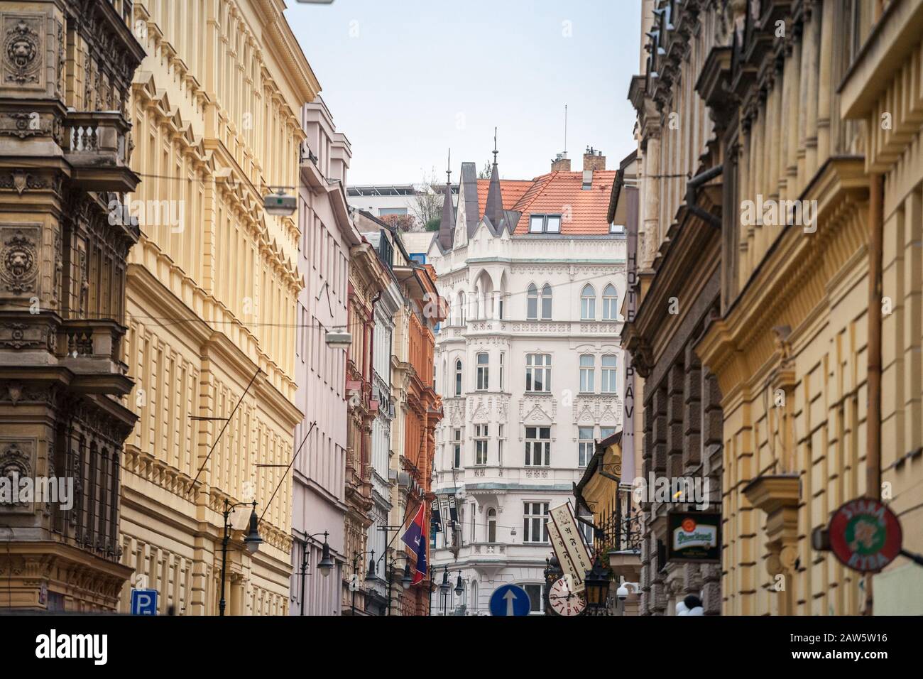 Prague, TCHÉQUIE - 1 NOVEMBRE 2019 : Façades typiques austro-hongroises de bâtiments résidentiels d'appartements baroques dans une rue de la vieille ville, l'historica Banque D'Images