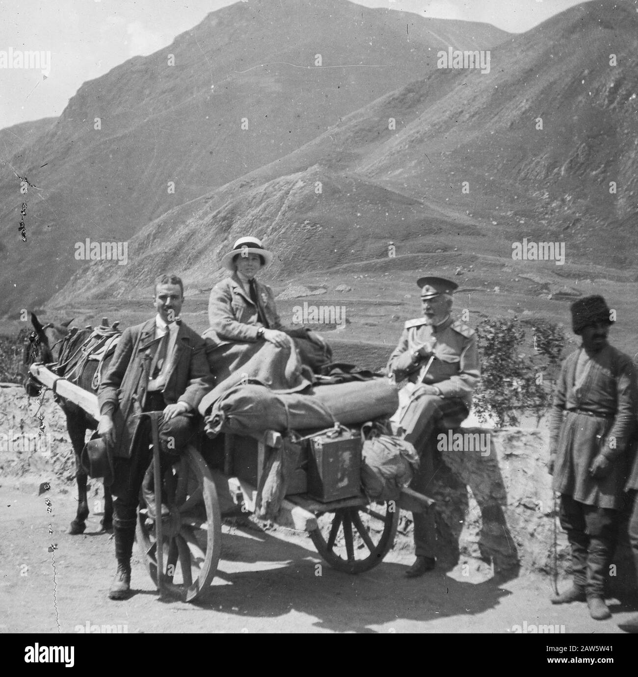 Caucase Philips Christiaan visser (à gauche) et Jenny visser-Hooft (à gauche) sur une voiturette avec un officier Rusisch et un résident Date: 1914 lieu: Caucase, Russie mots clés: Carts Nom de la personne: Fisher, Ph.C., visser-Hooft, J. Banque D'Images