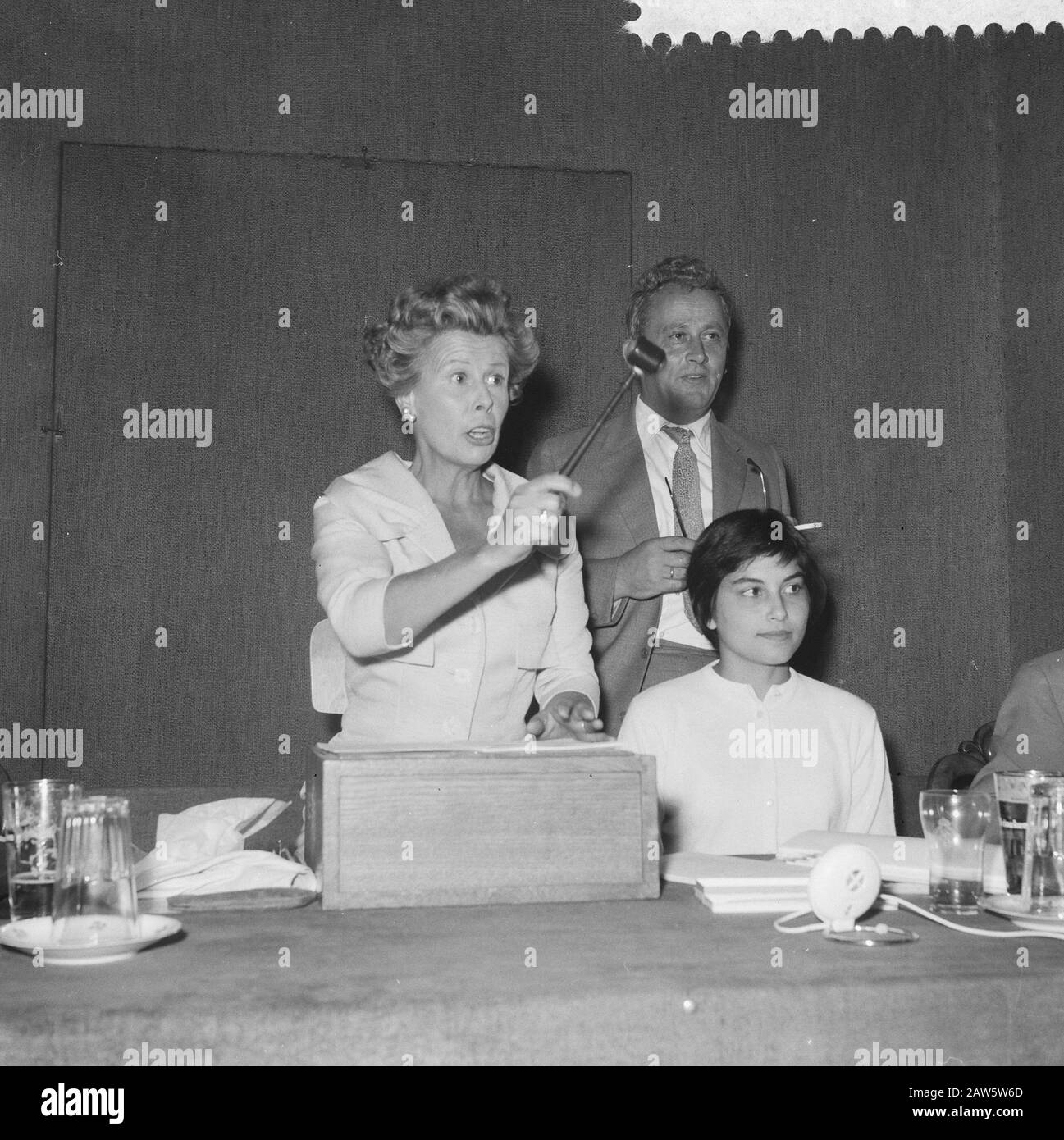 Mary Dresselhuys comme commissaire aux enchères à Mak of Waay Date : 22 septembre 1959 mots clés : auctioneers Nom De La Personne : Dresselhuys, Mary, waay, Mak Banque D'Images