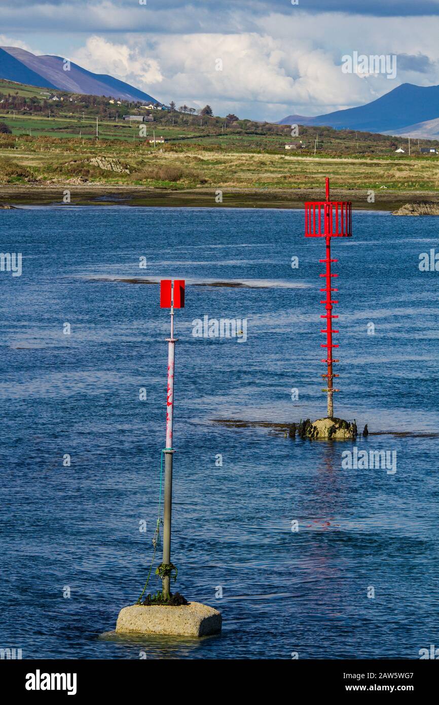 Marques de mer à Portmagee Channel entre l'île Valentia (contexte) et la péninsule d'Iveragh, comté de Kerry, Irlande, Europe Banque D'Images