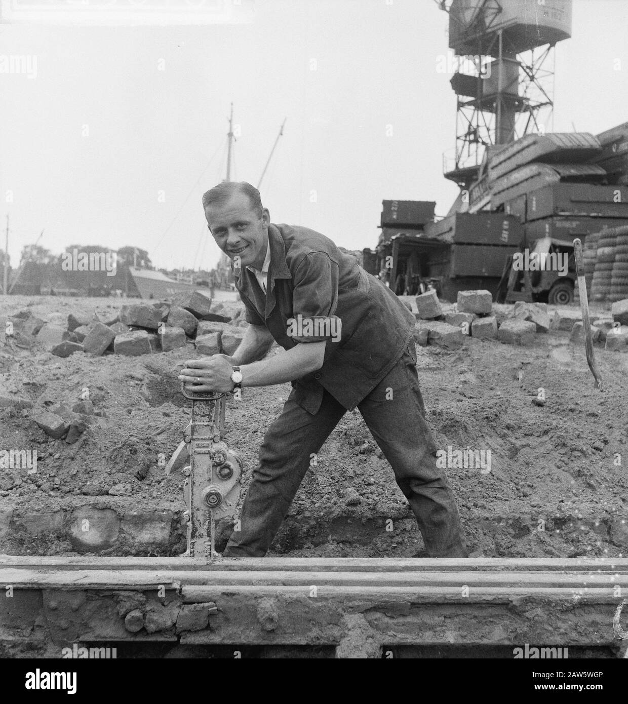 Mission Chemins De Fer Néerlandais. Homme travaillant sur la voie Date: 6 juin 1961 mots clés: Rails, chemins de fer Nom de l'institution: NS Banque D'Images