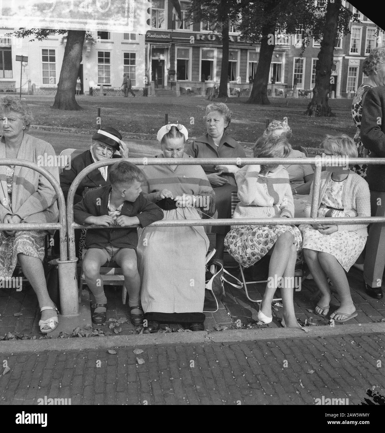 Ouverture des Etats généraux. Épouse du pêcheur knits Date: 19 septembre 1961 lieu: La Haye, Hollande du Sud mots clés: Spectateurs Banque D'Images