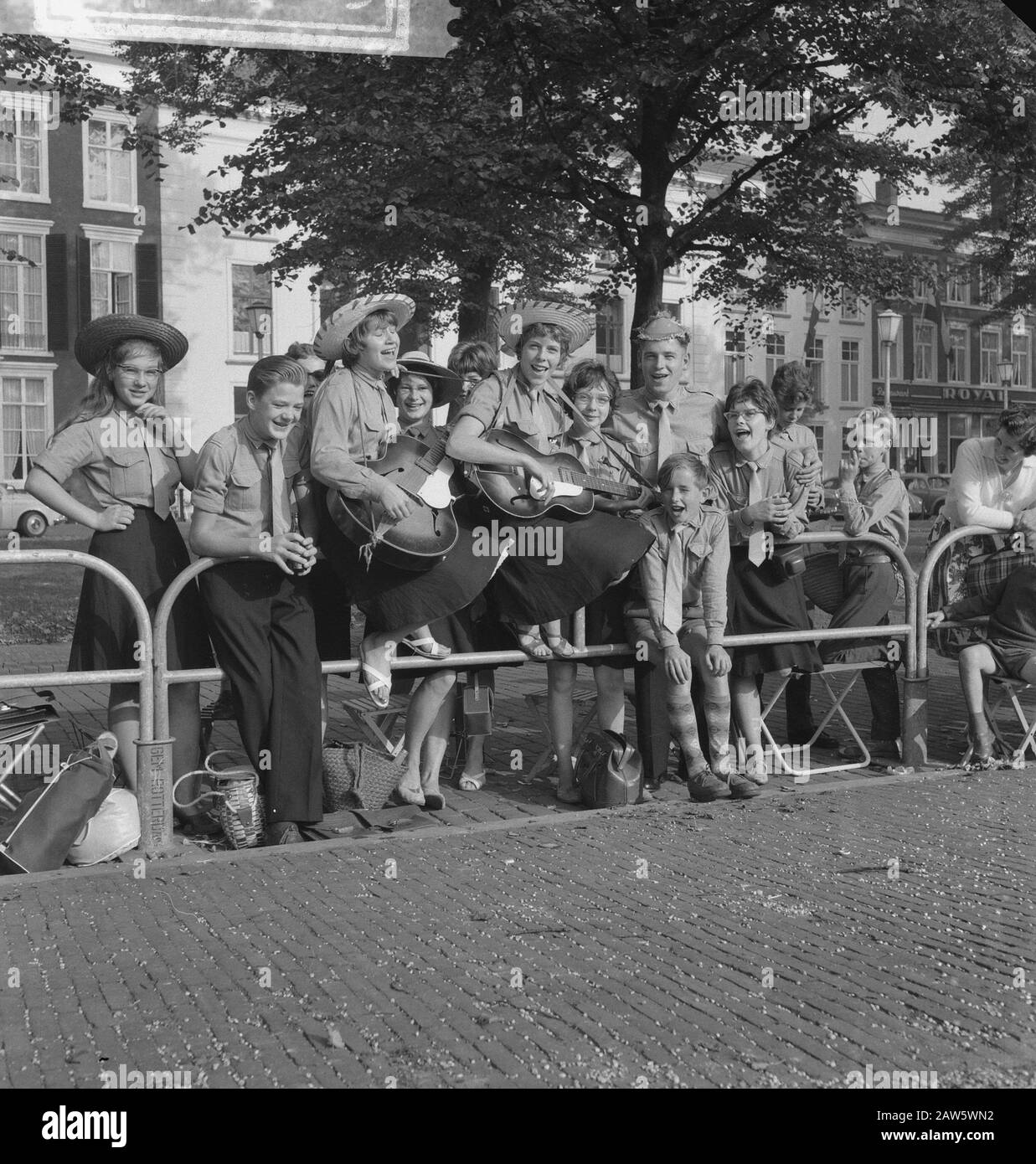 Ouverture des Etats généraux. Jeune Avec Guitares Date: 19 Septembre 1961 Lieu: La Haye, South Holland Mots Clés: Guitares, Ouvertures Banque D'Images