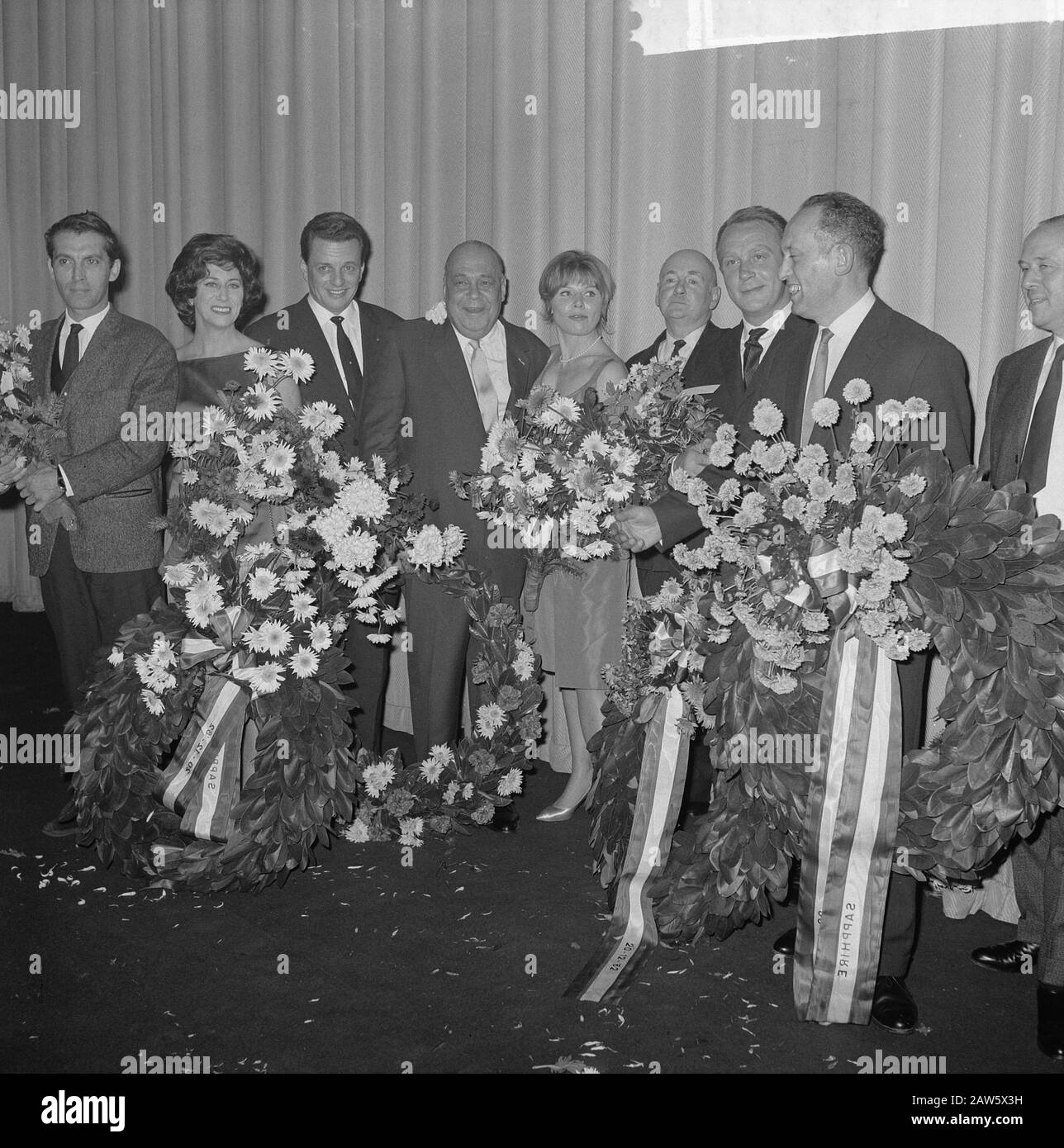 Première du film The Panic in opposition Tuschinski Annotation: De gauche à droite. Hans Culeman, Diny Sprock, Rob De Vries, Rudolf Meyer (Producteur), Yoka Berretty, Paul Rotha (Directeur), Kees Brusse, Dr. L. de Jong? Date: 20 Décembre 1962 Lieu: Amsterdam, Amsterdam, Noord-Holland Mots Clés: Films, Premières Nom De La Personne: Berretty, Yoka, Brusse, Kees Culeman, Hans Meyer, Rudolf, Rotha, Paul, Sprock, Diny, Vries, Rob ( Acteur) Banque D'Images
