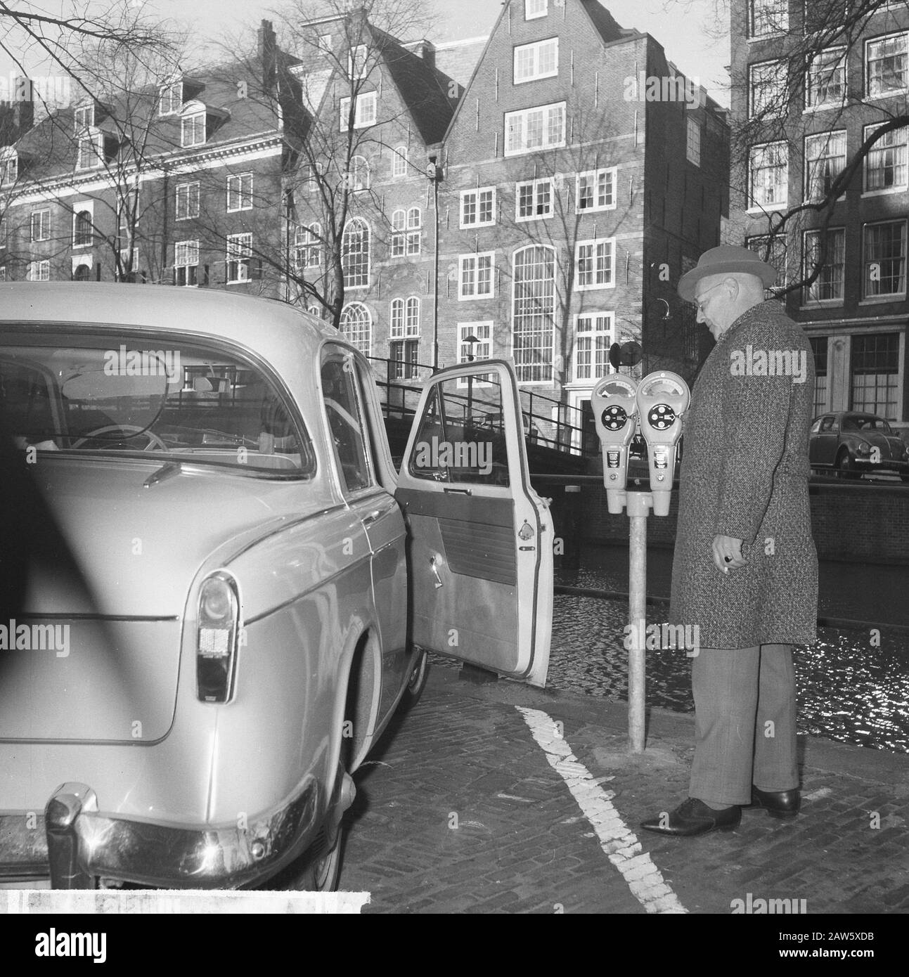 Agents de stationnement à Amsterdam dans un nouvel uniforme, compteurs de stationnement Date : 16 mars 1964 lieu : Amsterdam, Noord-Holland mots clés : stationnement Banque D'Images