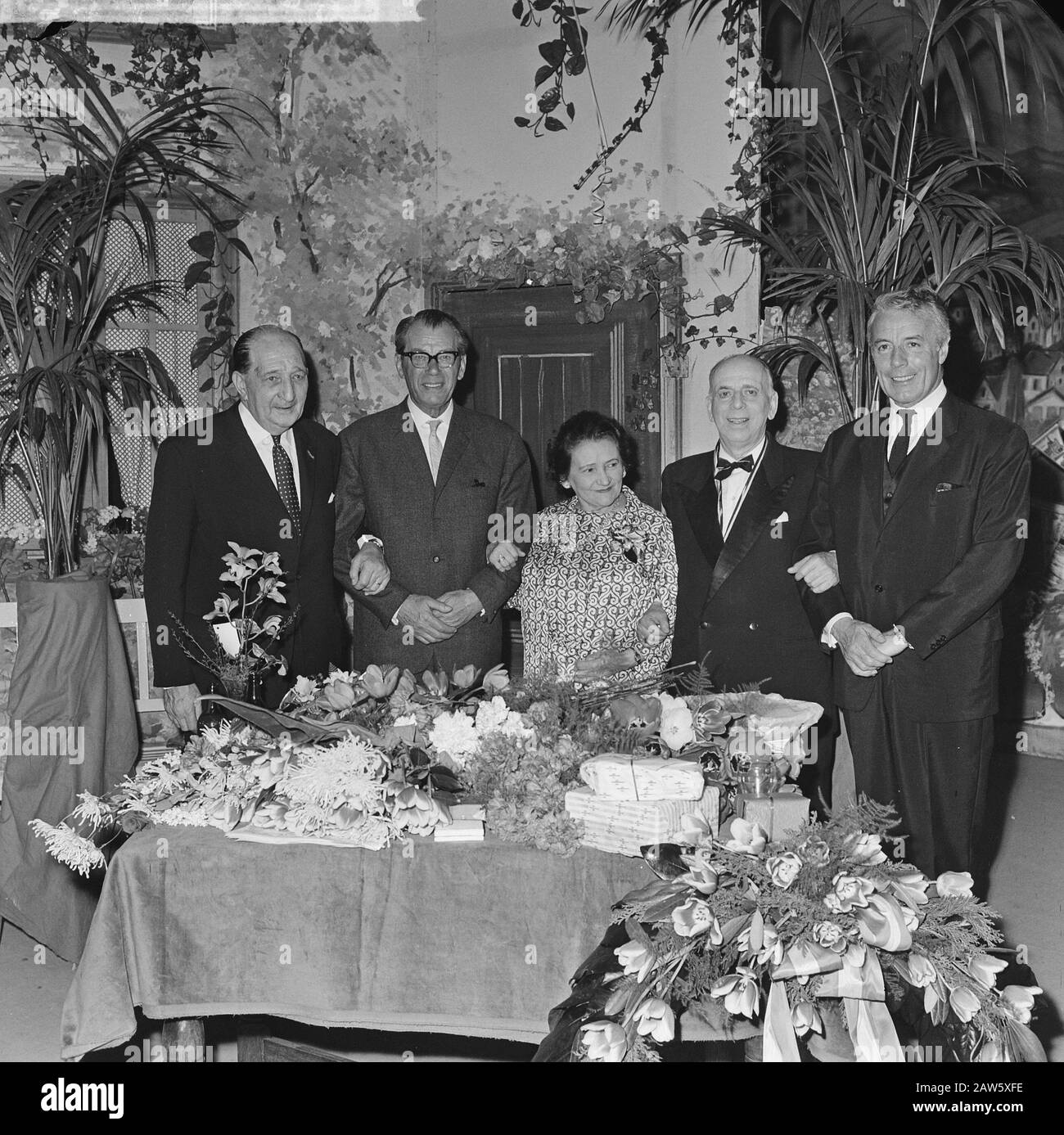 Octave d'Aerschot 75 ans, honorée dans le grand théâtre de Rotterdam, v.l.n.n. Johan Boskamp, ​​Haay Boda, Mme Van Aerschot, The Old And Johan Heesters Date: 18 Avril 1964 Lieu: Rotterdam, South Holland Mots Clés: Theatre Person Nom: Aerschot, Octave Of, Boda, Haay, Boskamp, ​​Johan Heesters, Johannes Banque D'Images