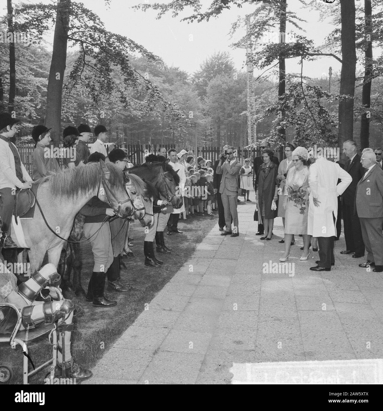 Princess Beatrix ouvre le champ agricole Johanna Foundation à Arnhem, La Princesse dans la voiture pony à côté de son directeur médical A. Klapwijk Date: 22 mai 1964 lieu: Arnhem , Gueldre mots clés: Fermes, princesses Nom De La Personne: Beatrix, princesse, Klapwijk, Arie Banque D'Images