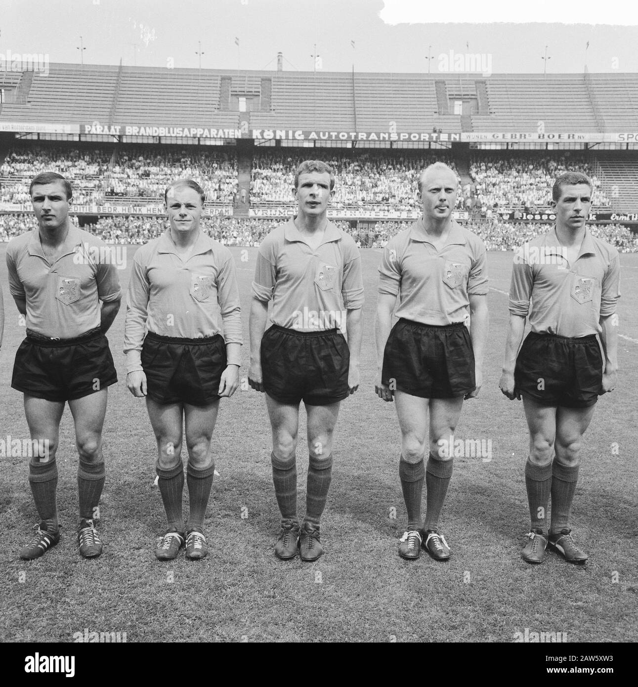 Pays-Bas 2-0 contre l'Albanie, v.l.n.n. Veldhoen, Gerard 'Pummie' Bergholtz, Kraay, Kruiver, Hook Date: 24 Mai 1964 Mots Clés: Sport, Football Nom: Bergholtz Gerard, Hook, Kruiver, Piet Banque D'Images