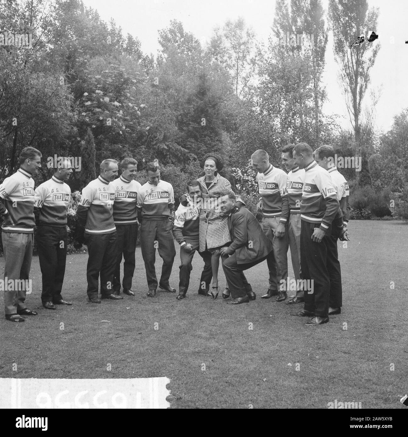 Dutch Tour de France team a quitté Breda squad avec Miss Europe Elly Koot Date: 19 juin 1964 lieu: Breda, Noord-Brabant mots clés: Manquant, labourage, sport, cyclisme Nom De La Personne: Koot, Elly Banque D'Images