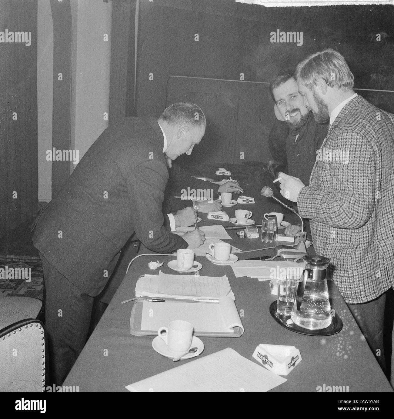 Conflit salarial à la radio et à la télévision, assis à Karseboom Hilversum, souligne Date : 5 janvier 1965 lieu : Hilversum mots clés : évaluations, réunions Banque D'Images