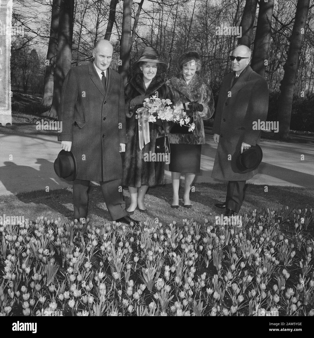 Ministre Bot, ouvrir le Keukenhof à Lisse, pendant la visite dans le jardin Date: 30 mars 1965 lieu: Lisse mots clés: Ouvertures, visites Nom De La Personne: Flounder, Theo : Nijs, Jac. The / Anefo Copyright Holder: National Archives Type de matériel: Négatif (noir / blanc) numéro d'inventaire: Voir accès 2.24.01.03 Banque D'Images
