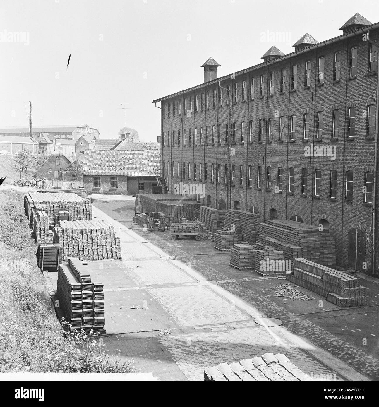 Pone Bakery à Tiel sur le Waal Date : 12 mai 1965 lieu : Gueldre, Tiel, Waal mots clés : travaux de tuile Banque D'Images