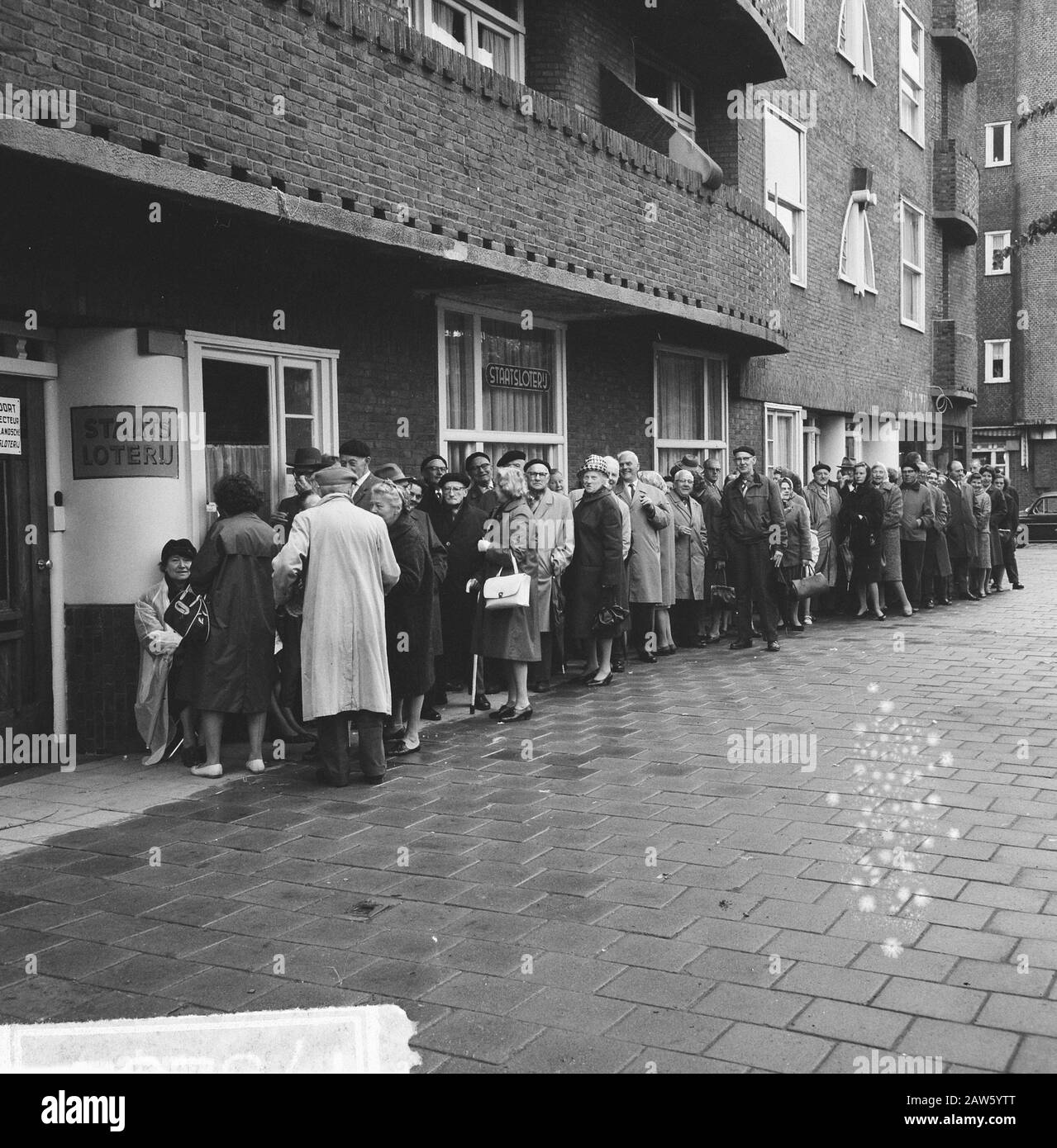 Longue ligne de personnes à la vente de l'État écluses sur Vrijheidslaan Date: 31 mai 1965 mots clés: Personnes, lignes Banque D'Images