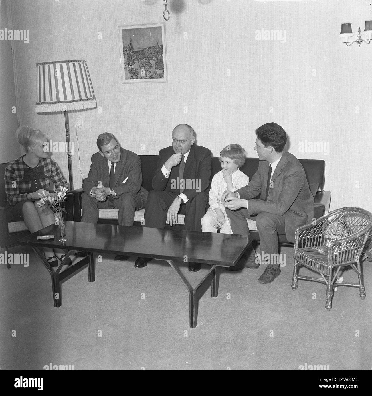 Le ministre a trouvé des visites à domicile, le ministre fondateur en visite familiale Welling a quitté le ministre, le h Hessler, secrétaire Labour Delft Date: 21 mars 1966 lieu: Delft, South Holland mots clés: Visite, visites, ministres, secrétaires Personne Nom: Famille Welling, fondateur, Anne Banque D'Images
