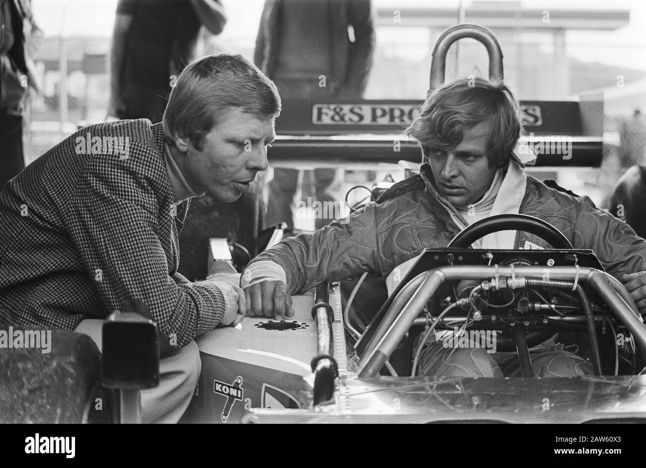 Formation pratique admissible Grand Prix Pays-Bas Michel Bleekemolen est conseillé par Gijs van Lennep Date: 23 août 1977 mots clés: Voitures Nom De La Personne: Bleekemolen, Michel, Gijs van Lennep : Suyk, Koen / Anefo Titulaire du droit d'auteur: Archives nationales Type de matériel: Négatif (noir / blanc) numéro d'inventaire: Voir accès 2.24.01.05 Banque D'Images