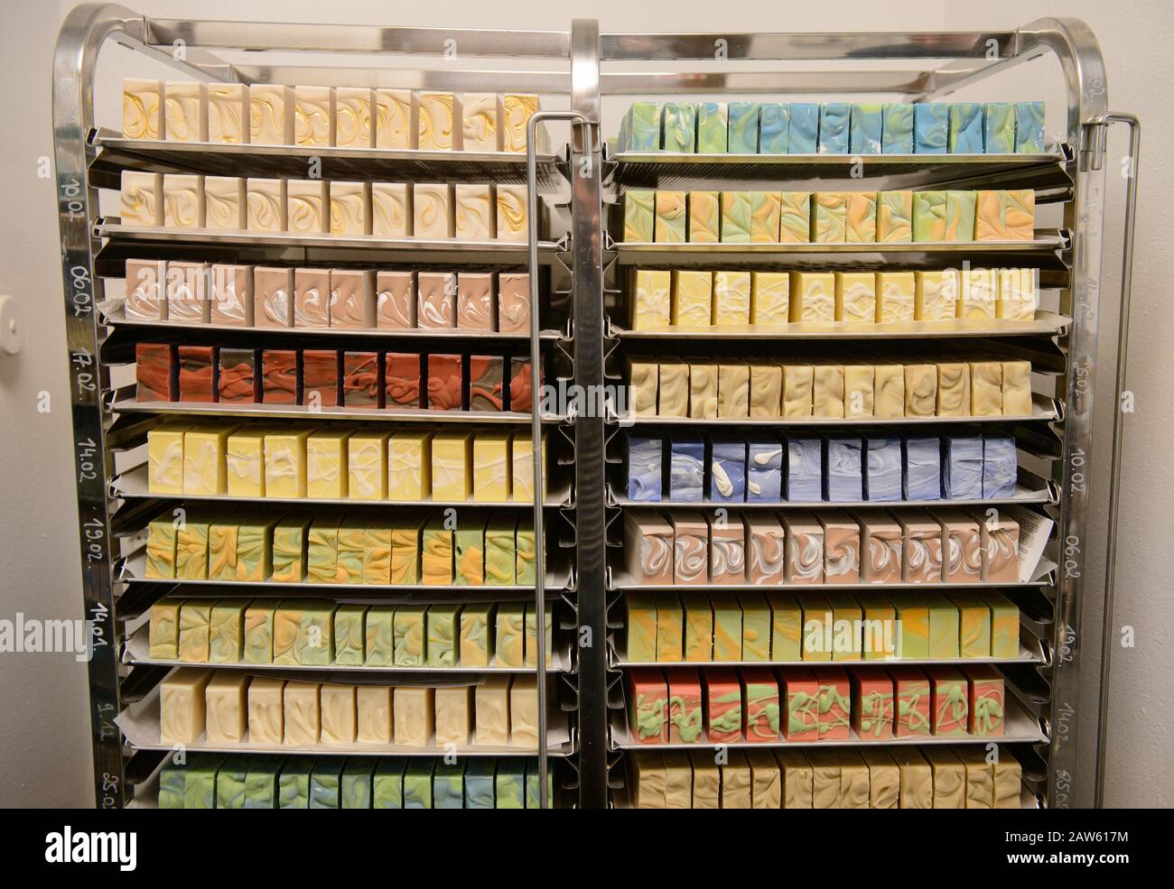 Nuremberg, Allemagne. 3 février 2020. Les plateaux avec des savons de  différents types se trouvent sur une étagère dans la boutique du fabricant  de savon Abritait Wolf GBR pour le séchage. (À