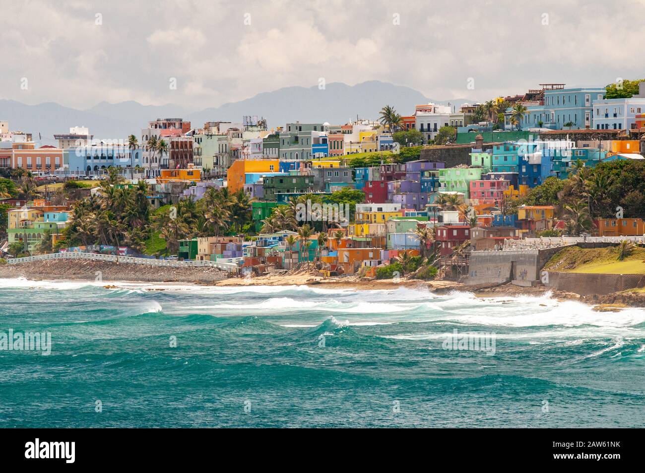 Des maisons colorées s'alignent sur la colline surplombant la plage de San Juan, Porto Rico. Banque D'Images