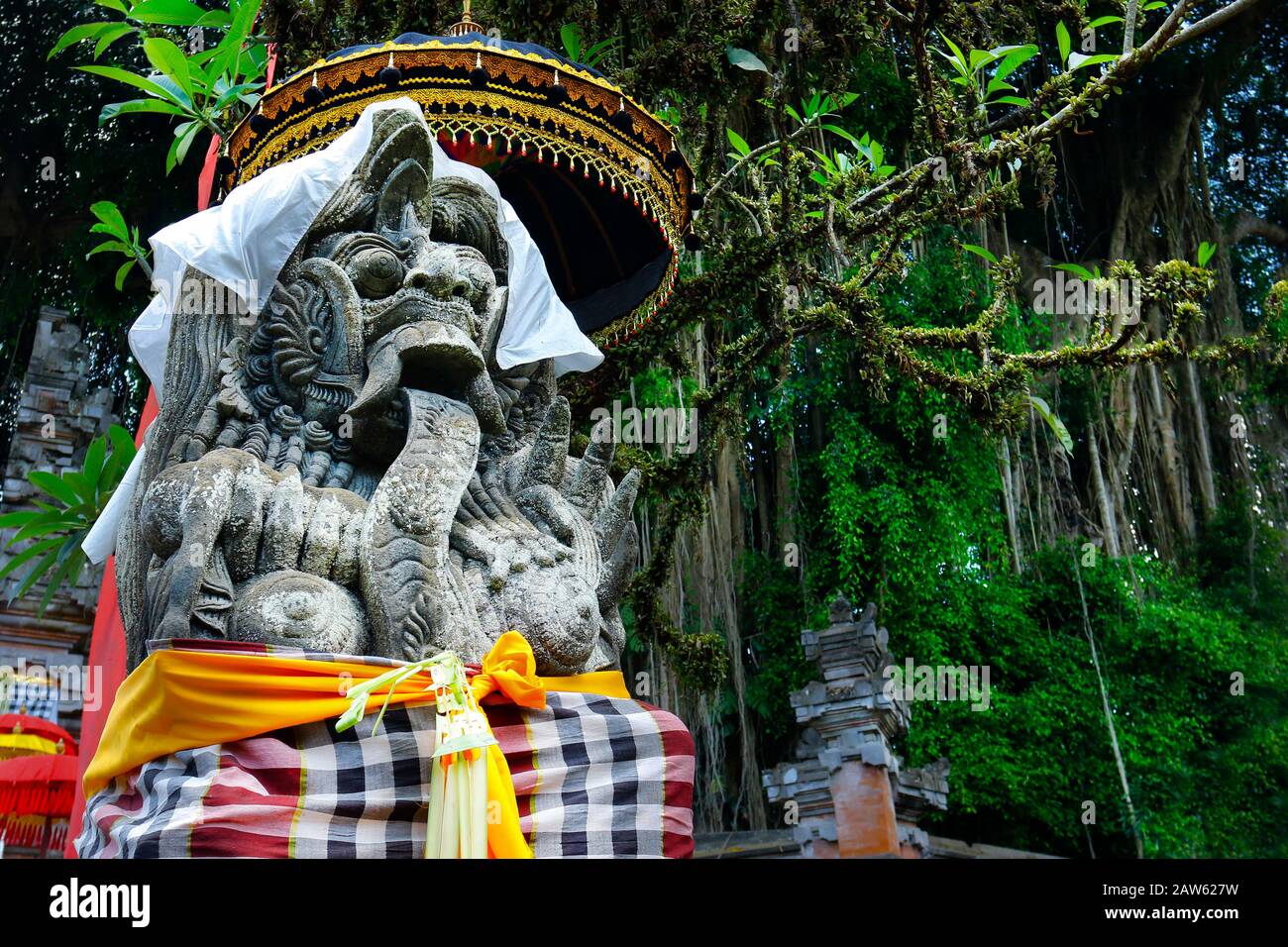 Statue sculptée en pierre de Barong dans le temple hindou à Bali-Indonésie Banque D'Images