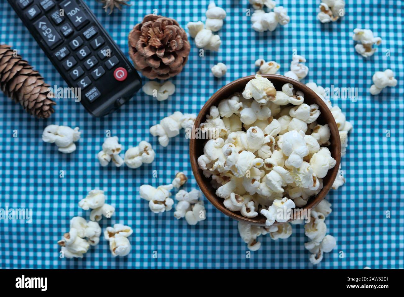 vue de dessus du popcorn et de la télécommande de télévision sur la table Banque D'Images