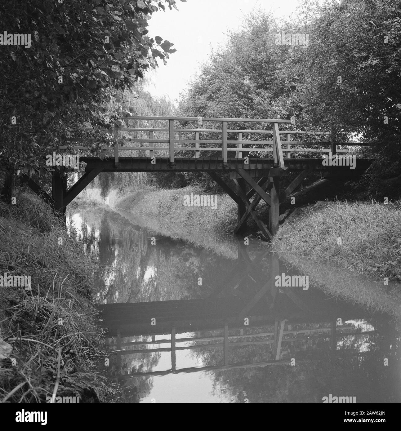 Aires de loisirs, aéroports, etc., cimetières, passerelles Date : octobre 1965 lieu : Barendrecht mots clés : cimetières, aires de loisirs, aéroports, etc., passerelles Banque D'Images