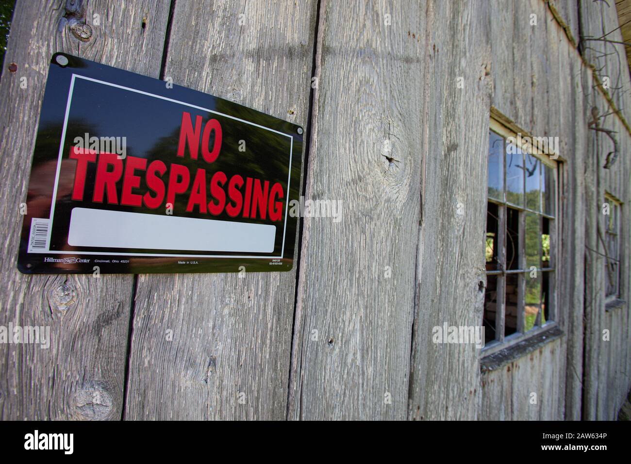 Pas de signe de passage sur une grange. Banque D'Images