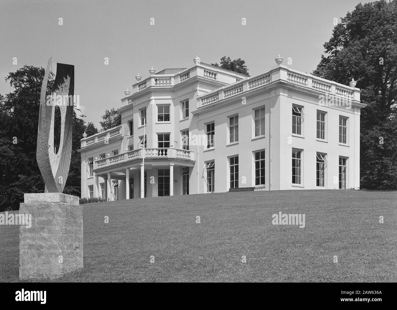 [Training School Heidemij in the White House in Park Sonsbeek Arnhem tjdens international sculpture exposition Sonsbeek '58] Date: Juillet 1958 lieu: Arnhem, Gelderland, Sonsbeek mots clés: Exposition de statues, bâtiments et monuments KNHM, écoles Banque D'Images