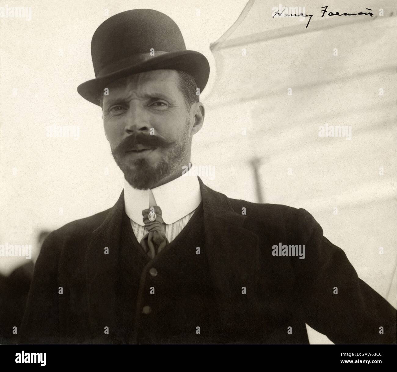 1909 , FRANCE : LE pionnier de l'avion HENRI FARMAN ( né Henry , 1874 – 1958 ) était un pilote anglo-français, aviateur et aviateur de design et de fabrication d'avions Banque D'Images