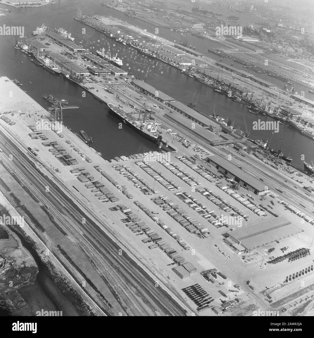 Vue aérienne. Port et routes (Rotterdam?) Date: 1968 mots clés: Ports, voies aériennes Nom de l'institution: Princess Margriet port Banque D'Images