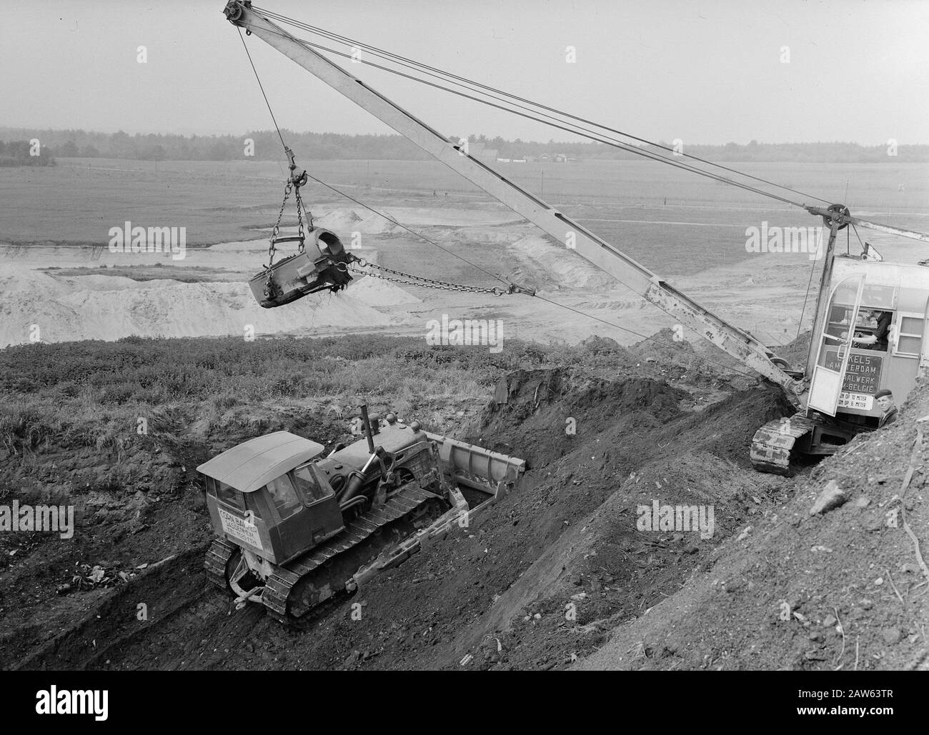 Aires de loisirs, aéroports, etc., terrains de loisirs de la construction, bulldozers, draglines Date : juin 1957 lieu : Overijssel, Holten mots clés : terrains de loisirs de la construction, bulldozers, draglines, aires de loisirs, aéroports Banque D'Images