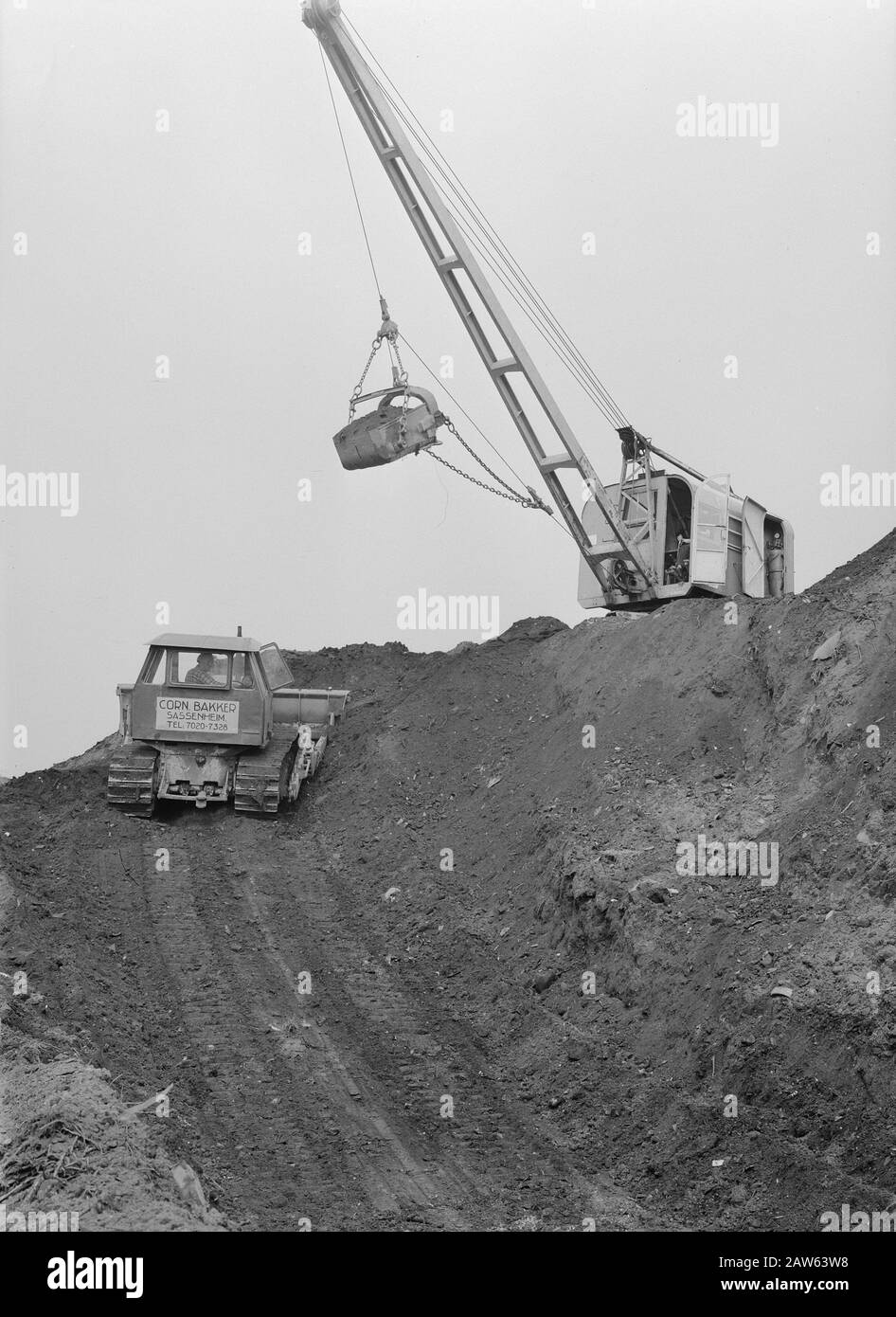 Aires de loisirs, aéroports, etc., terrains de loisirs de la construction, bulldozers, draglines Date : juin 1957 lieu : Overijssel, Holten mots clés : terrains de loisirs de la construction, bulldozers, draglines, aires de loisirs, aéroports Banque D'Images