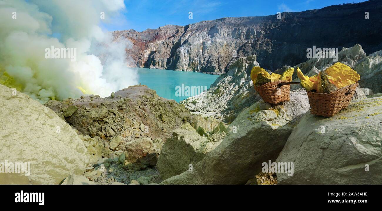 PANIER DE SOUFRE SUR LE VOLCAN KAWAH IJEN À JAVA ISLAND-INDONÉSIE Banque D'Images