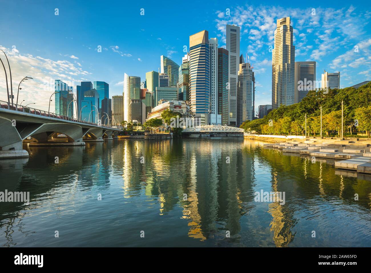 Skyline de Singapour par le Marina Bay Banque D'Images