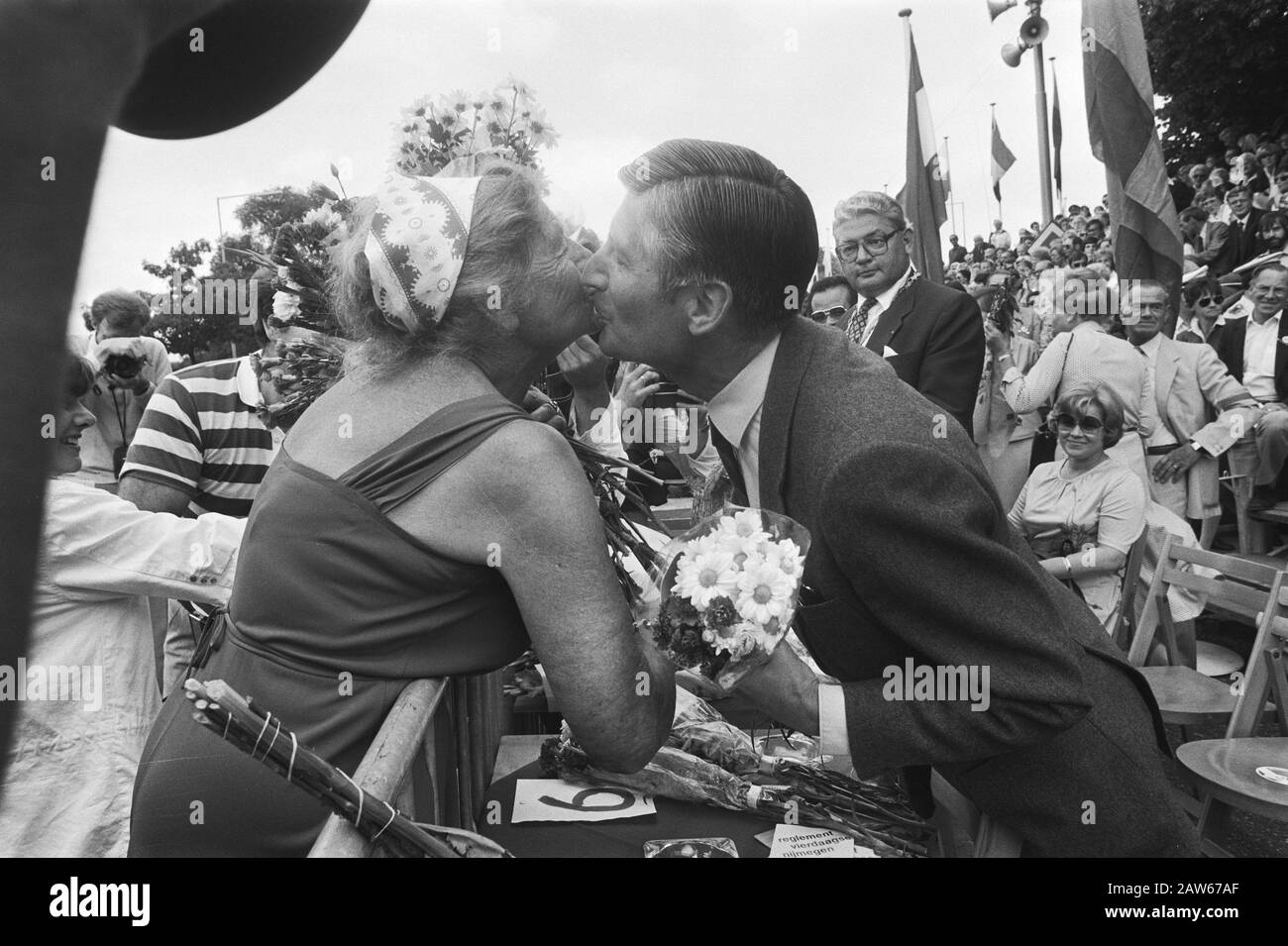 Le dernier jour à pied de Nijmegen quatre jours; le ministre Van Agt embrasse un participant qui, pour 47 fois, évolue Date: Le 23 juillet 1982 lieu: Nijmegen mots clés: Participants, premiers ministres, Quatre jours Nom De La Personne: AGT, Sèche van Banque D'Images Le dernier jour à pied de Nijmegen quatre jours; le ministre Van Agt embrasse un participant qui, pour 47 fois, évolue Date: Le 23 juillet 1982 lieu: Nijmegen mots clés: Participants, premiers ministres, Quatre jours Nom De La Personne: AGT, Sèche van Banque D'Images