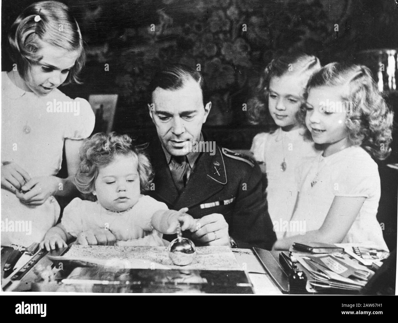 Le prince héritier Gustaf Adolf de Suède et ses quatre filles Annotation: Repro Negative Date: 1945 lieu: Suède mots clés: Portraits, princes Banque D'Images