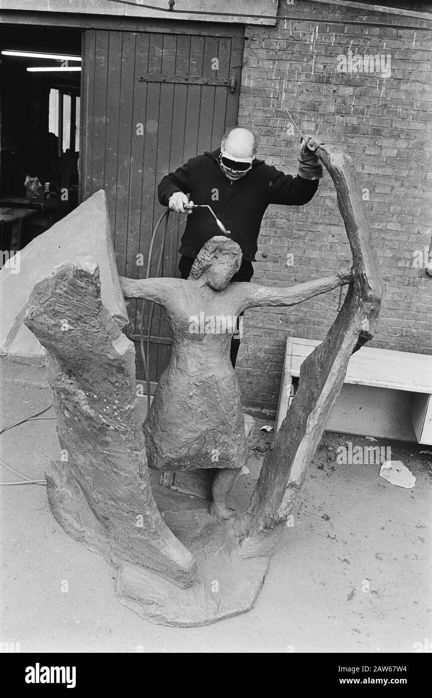 Dernières touches au mémorial commémorant l'héroïne de la résistance de Haarlem Hannie Schaft conçu par Truus Menger Date : 13 avril 1982 mots clés : monuments commémoratifs, monuments de guerre Banque D'Images