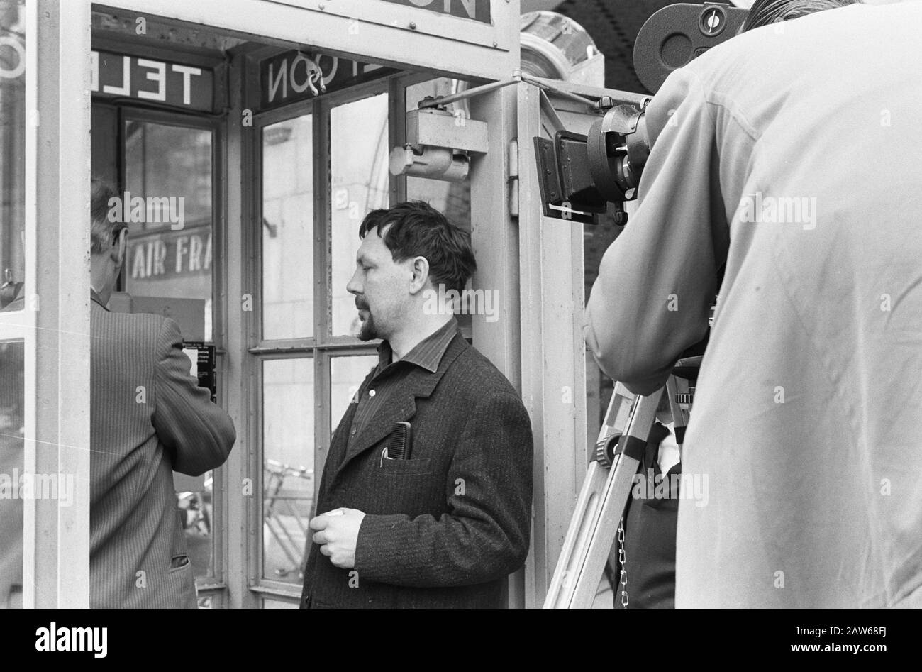 Dernières images du film Warffum, 220562 [titre de travail ici coupé] par le cinéaste Louis van Gasteren Date: 17 avril 1962 mots clés: Films, réalisateurs de films, films, téléphonie Nom De La Personne : Gasteren Louis Banque D'Images