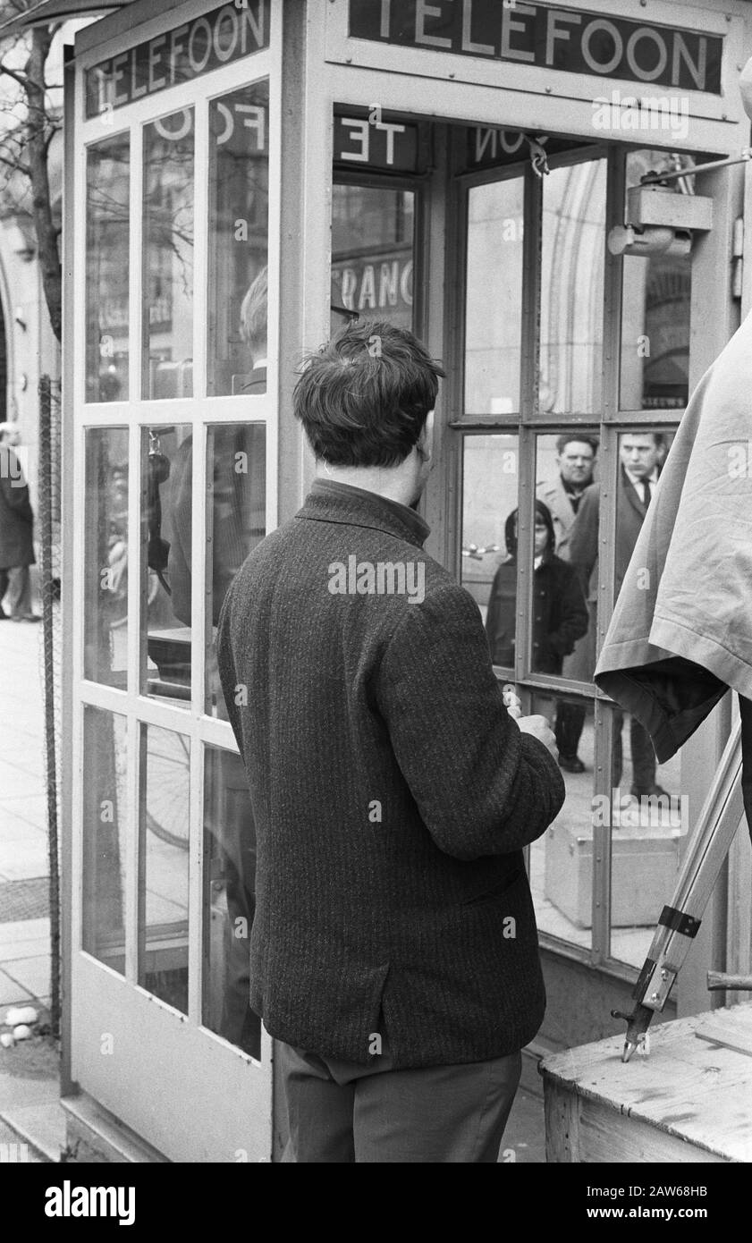 Dernières images du film Warffum, 220562 [titre de travail ici coupé] par le cinéaste Louis van Gasteren Date: 17 avril 1962 mots clés: Films, réalisateurs de films, films, téléphonie Nom De La Personne : Gasteren Louis Banque D'Images