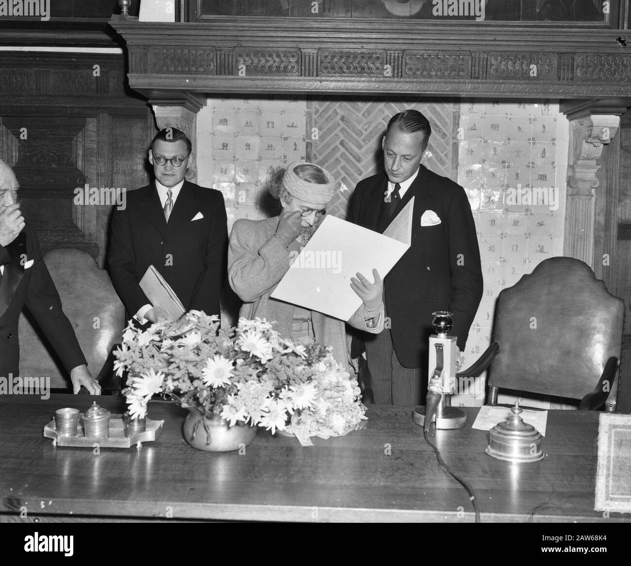 Reine Elisabeth de Belgique membre honoraire de la Société Bach néerlandaise Date : 4 juillet 1951 lieu : Belgique Nom De La Personne : Elizabeth, Reine de Grande-Bretagne Banque D'Images