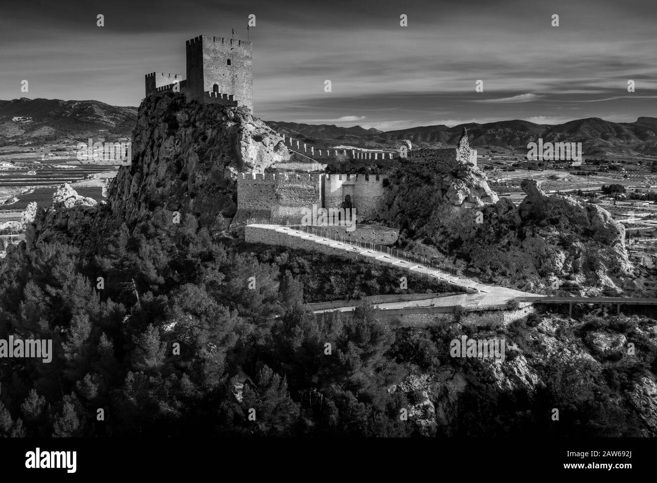Vue aérienne du château médiéval restauré de Sax avec deux tours rectangulaires et deux tours semi-circulaires protégeant la porte près d'Alicante Espagne Banque D'Images