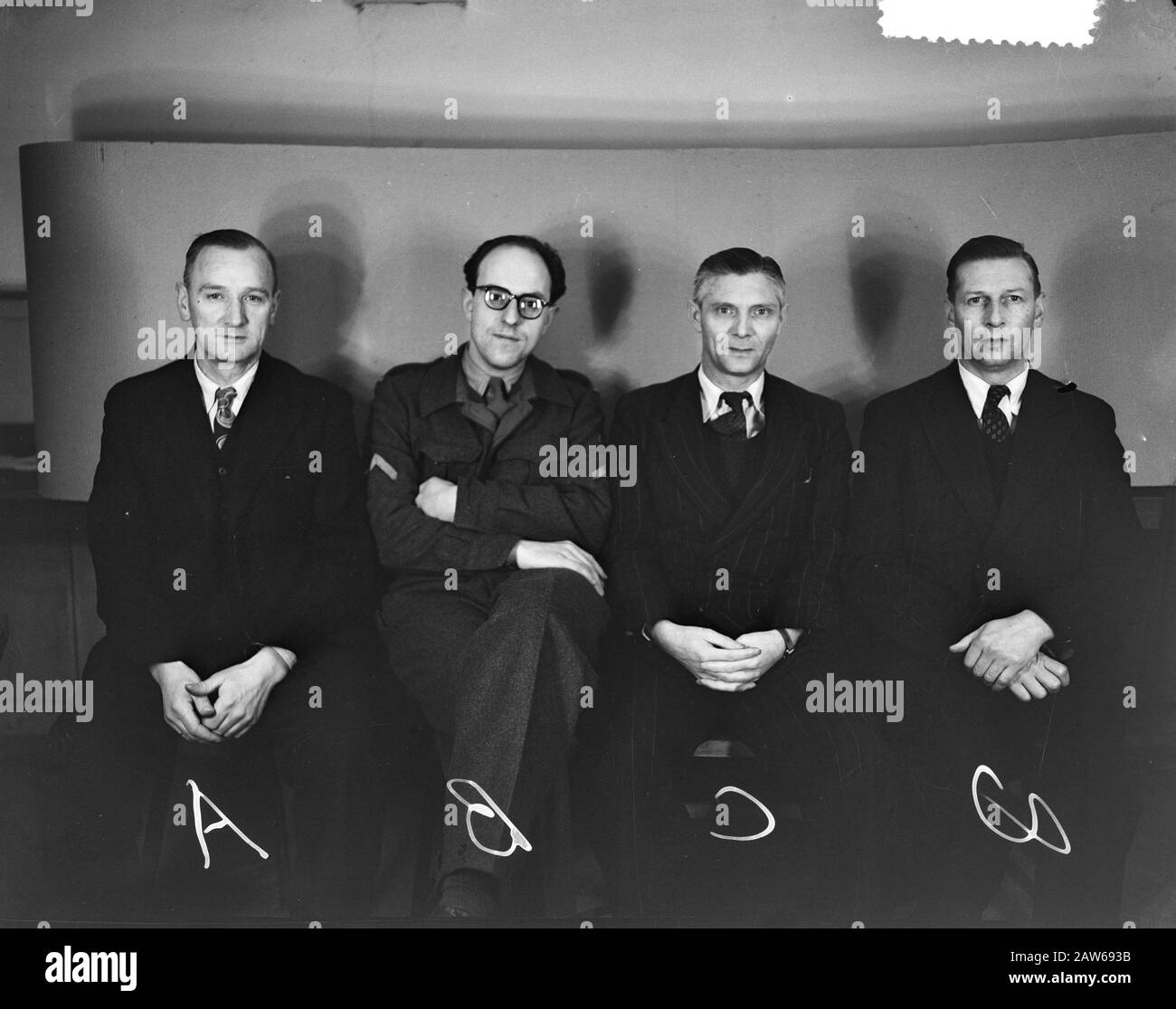 Passeport Photos Entrepôt Central (Gurp Quay Street 110). Quatre hommes, qui est en uniforme Date: 17 janvier 1952 lieu: Amsterdam mots clés: Portraits Banque D'Images