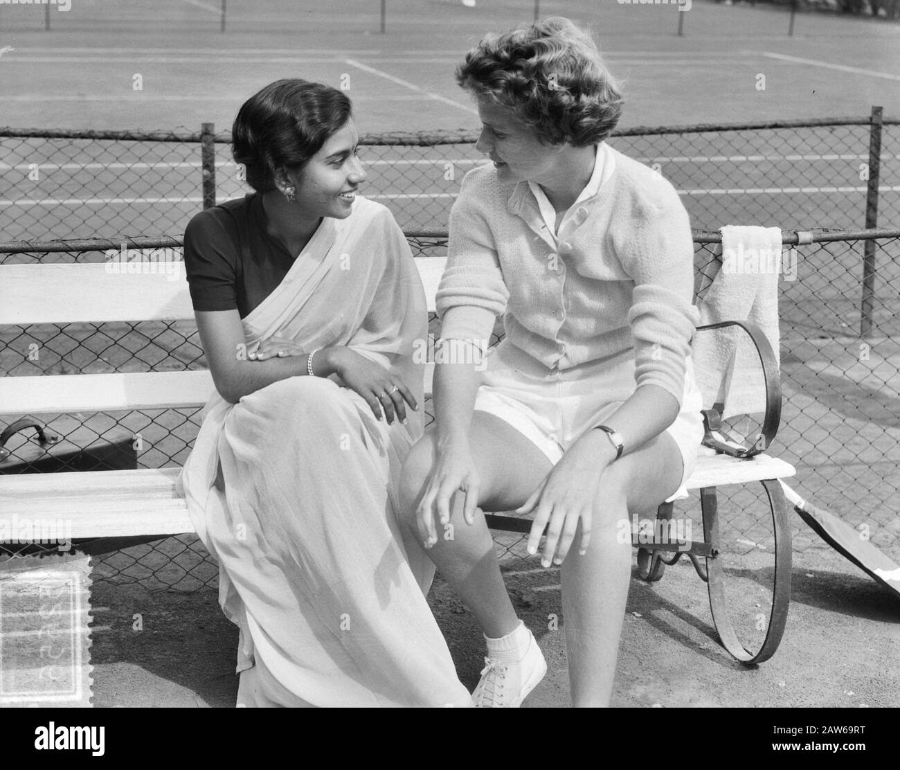 Championnats nationaux de tennis de la Haye F. Ten Bosch (à droite) et Mme Davos Date : 12 août 1952 lieu : la Haye, Pays-Bas du Sud mots clés : sport, tennis Nom De La Personne Bosch, AS F. Banque D'Images