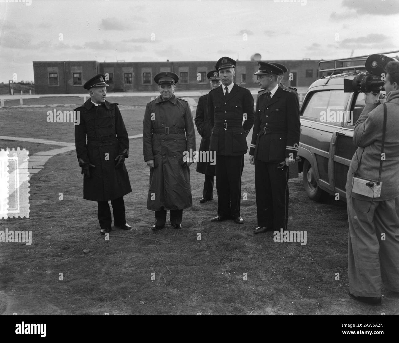 Faites de l'exercice sur l'île. Le général Noble (US Marine corps) quitte. Date : 8 octobre 1952 lieu : Hollande-Nord, Texel mots clés : Marine, exercices, officiers Nom De La Personne : noble, Alfred H. Banque D'Images Faites de l'exercice sur l'île. Le général Noble (US Marine corps) quitte. Date : 8 octobre 1952 lieu : Hollande-Nord, Texel mots clés : Marine, exercices, officiers Nom De La Personne : noble, Alfred H. Banque D'Images