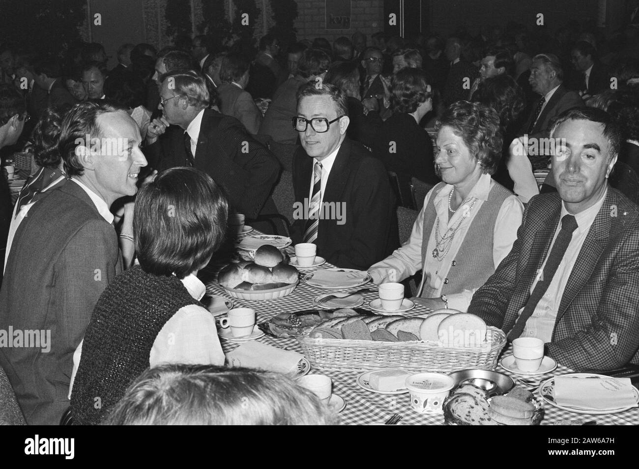 Dernière rencontre DE LA hausse DE KVP i.v.m.m.m.n.n. du CDA Van Leeuwen, De Column And De Boer Lunch Date: 4 Octobre 1980 Mots Clés: Réunions, Déjeuners Personne Nom: Lions Banque D'Images