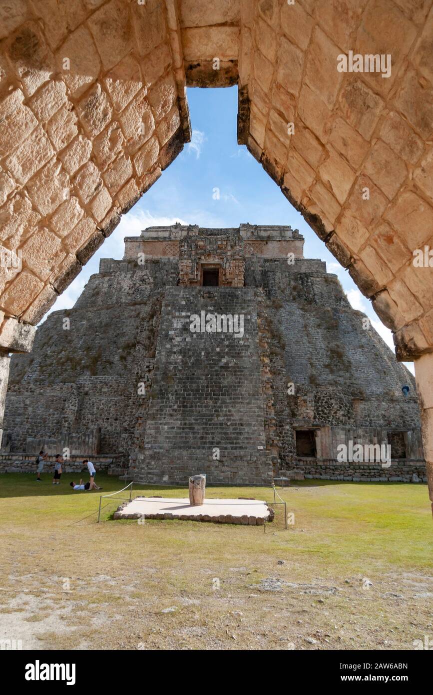 La Pyramide du magicien vue d'une arche en corbeau dans le quadrilatère Nunnery à Uxmal, Yucatan, Mexique. Banque D'Images