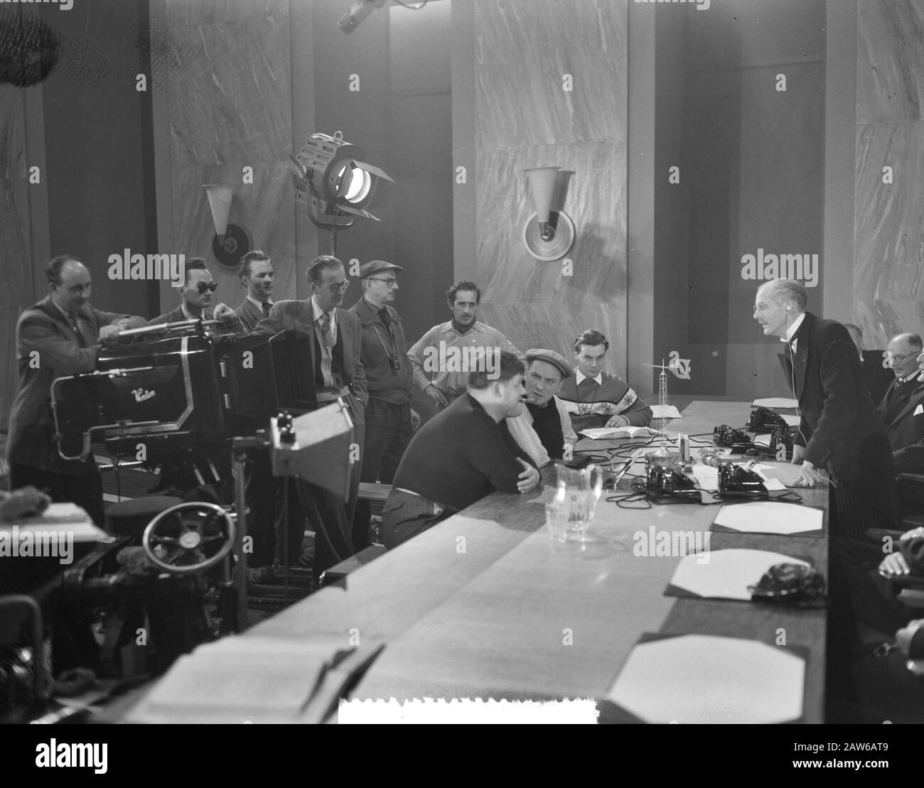 Record William Pearl Film Cinetone Film Studios À Amsterdam Annotation: Lieu: Duivendrechtsekade. Titre Du Film : La Merveilleuse Vie De William Pearl. Debout avec Gerard Rutten, directeur du CAP. Assis Avec Le Cap Wim Sonneveld Comme William Pearl. À Côté De Lui Hans Map Date: 7 Décembre 1954 Lieu: Amsterdam, Noord-Holland Mots Clés: Film, Studios De Cinéma Personne Nom: Card, Hans Rutten, Gerard, Sonneveld, Wim Banque D'Images