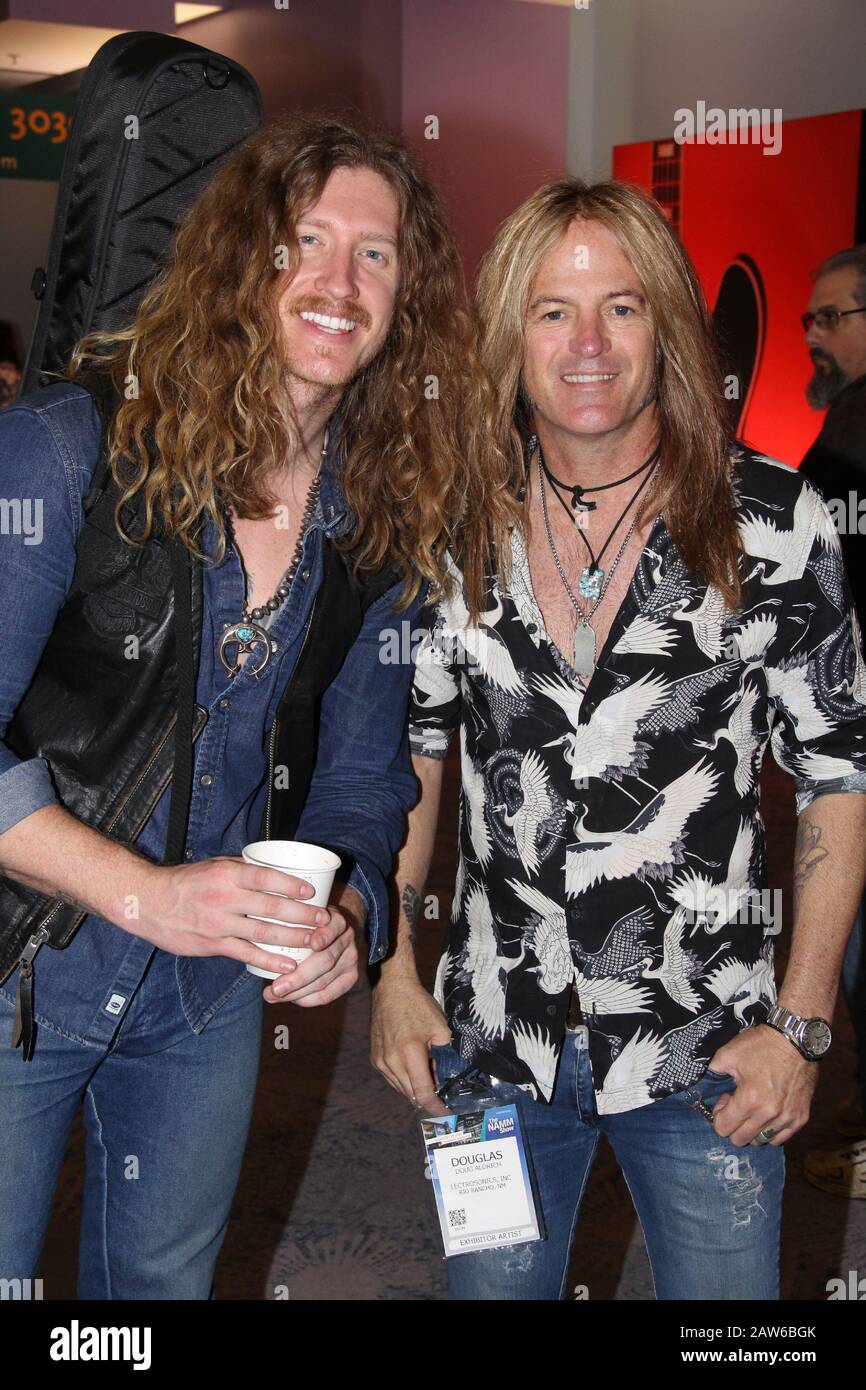 Doug Aldrich (Rock Guitariste) (r) et invité au stand Gibson guitares pendant Le salon NAMM 2020 jour 3, qui s'est tenu au Centre des congrès d'Anaheim le 18 janvier 2020. Photo par: Richard Chavez / PictureLux Banque D'Images