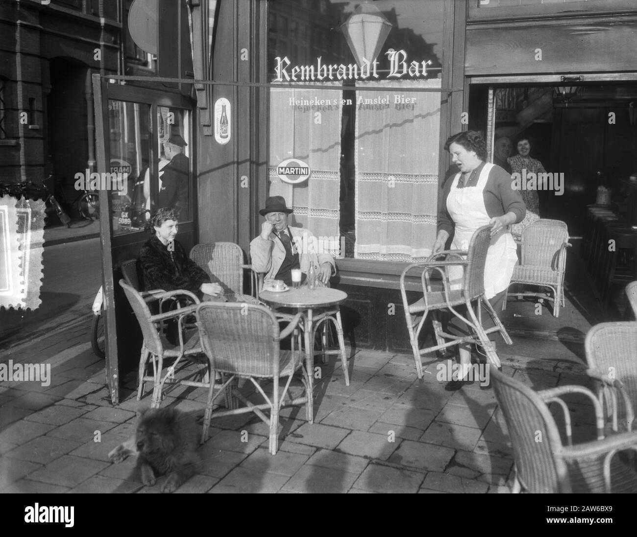 Boissons au café fin du printemps sur la terrasse Rembrandt Date : 3 novembre 1953 mots clés : printemps, terrasses Banque D'Images