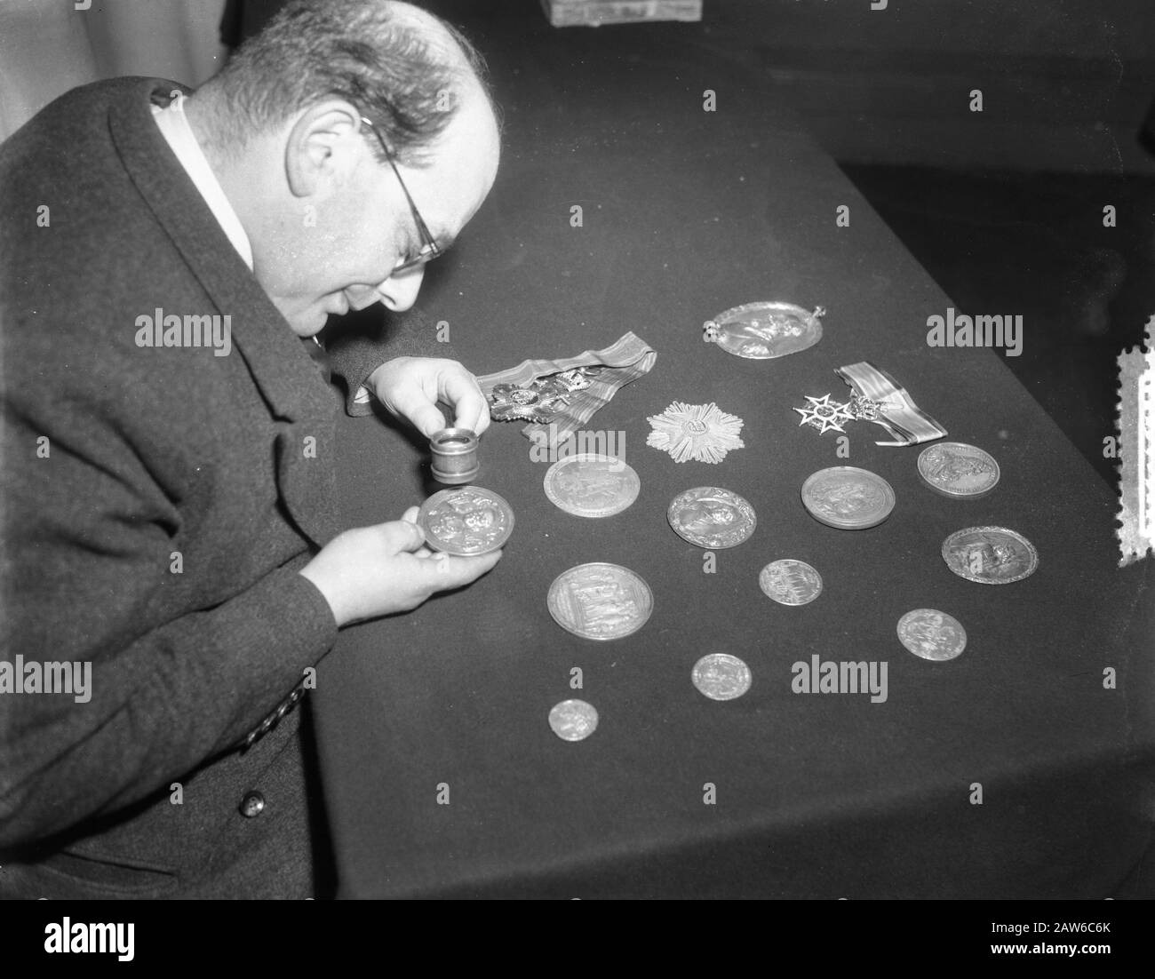 Médailles pour la vente aux enchères à fa Jacques Schulman sur le Keizersgracht à Amsterdam. M. Schulman a étudié les pièces et jetons Date: 30 décembre 1953 lieu: Amsterdam, Noord-Holland mots clés: Numismatique, médailles, ventes aux enchères Nom De La Personne: FA Schulman Banque D'Images