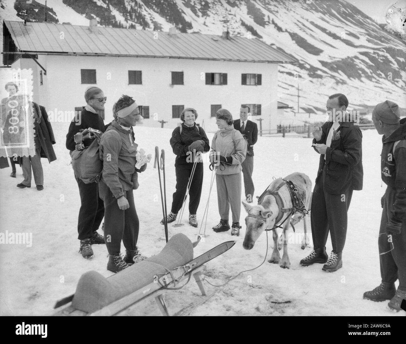La famille royale célèbre Sankt Anton / Klosters Queen Juliana, Prince Bernhard et Princess Beatrix dans la neige Date : 8 avril 1955 lieu : Autriche, Sankt Anton am Arlberg mots clés : famille royale, hiver Nom De La Personne : Beatrix, princesse, Bernhard, prince, Juliana, Queen Banque D'Images