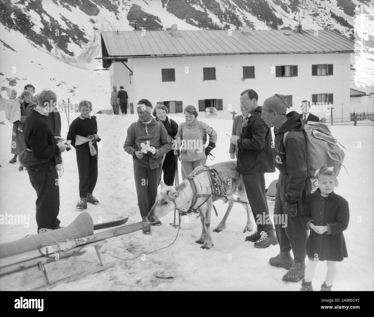 La famille royale célèbre Sankt Anton / Klosters Queen Juliana, Prince Bernhard et Princess Beatrix dans la neige Date : 8 avril 1955 lieu : Autriche, Sankt Anton am Arlberg mots clés : famille royale, hiver Nom De La Personne : Beatrix, princesse, Bernhard, prince, Juliana, Queen Banque D'Images